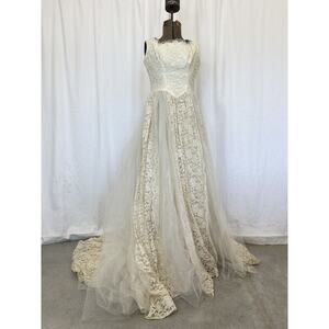 Women's Medium Wedding Dress Ivory Lace and Cream Tulle Vintage 1950 Bridal Gown